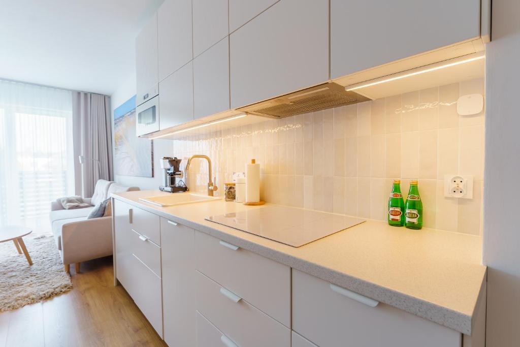 Kuchyňa alebo kuchynka v ubytovaní Apartament DUNE SurfingBird Dźwirzyno