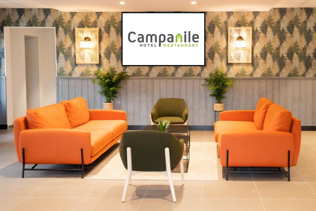 een lobby met 2 oranje stoelen en een tafel bij Campanile Narbonne A9/A61 in Narbonne