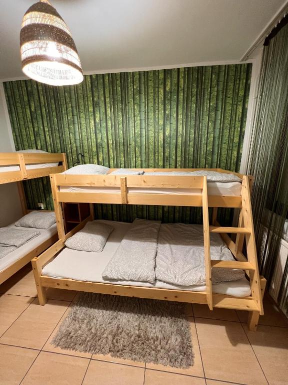 Łóżko lub łóżka w pokoju w obiekcie RELAX Apartman