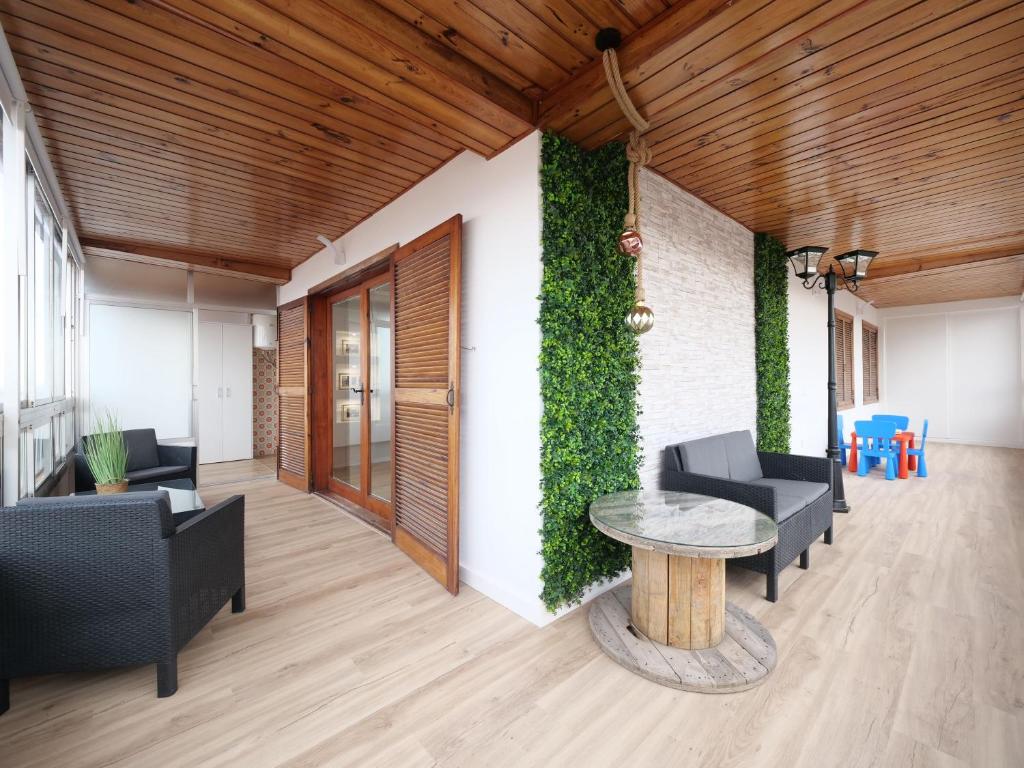 a room with a table and chairs and a green wall at Esmeralda Beach in Torrevieja