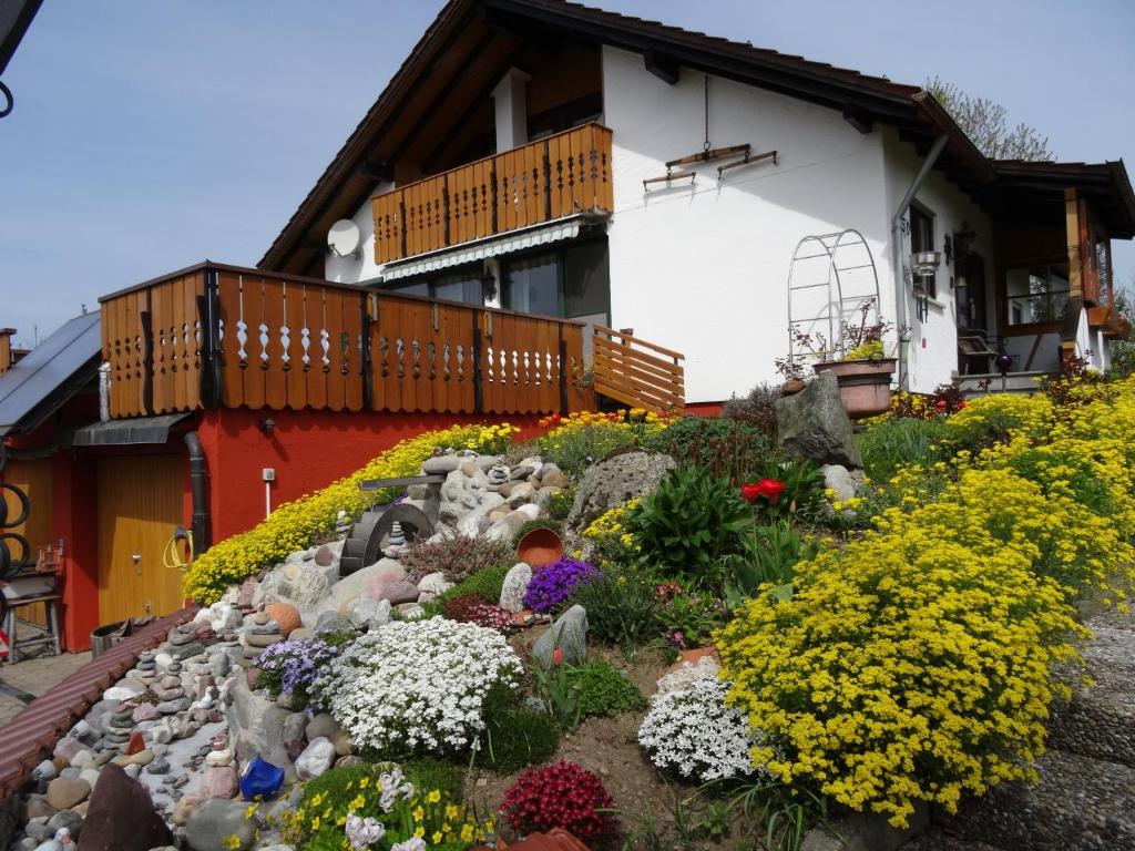 un jardín de flores frente a una casa en Ferienwohnung Camilla Wagner, en Amtzell