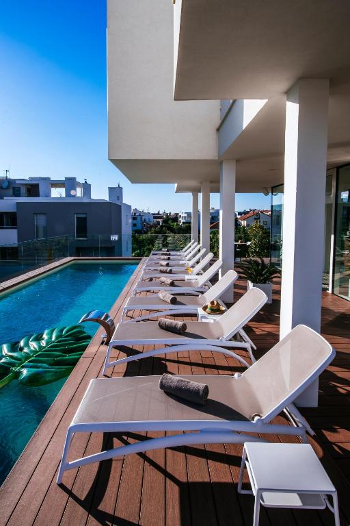 Bazén v ubytování Dedaj Resort - Villa Auri nebo v jeho okolí