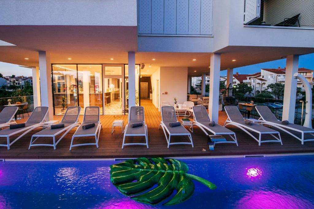 Bazén v ubytování Dedaj Resort - Villa Auri nebo v jeho okolí