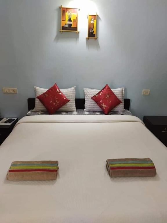 Postel nebo postele na pokoji v ubytování Spectrum Hub beach side Studio Apartment - Candolim - Goa