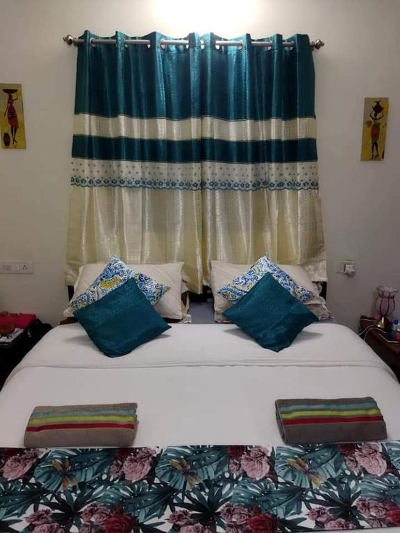 Postel nebo postele na pokoji v ubytování Spectrum Hub beach side Studio Apartment - Candolim - Goa