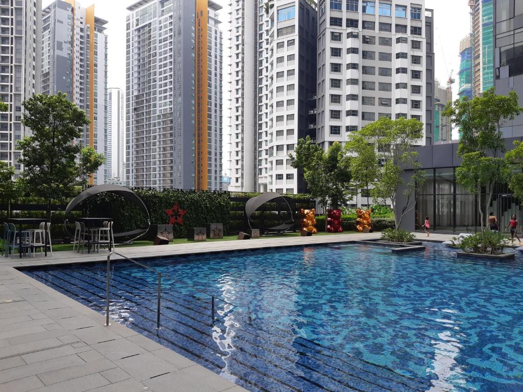 una gran piscina en una ciudad con edificios altos en Star KLCC by Arman, en Kuala Lumpur