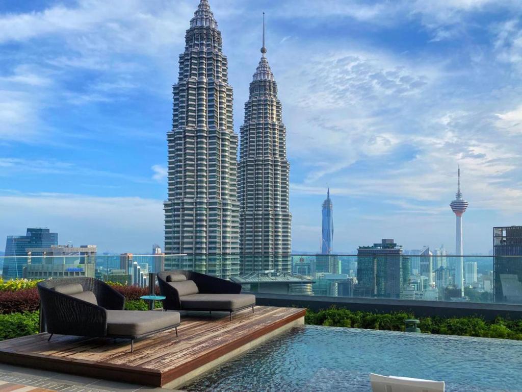 uma vista das torres gémeas petronas a partir do telhado de um edifício em Star KLCC by Arman em Kuala Lumpur