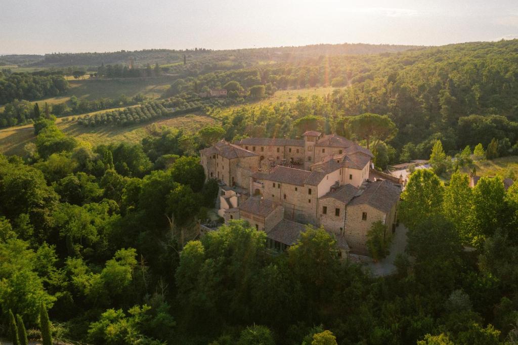 Ett flygfoto av Castel Monastero - The Leading Hotels of the World