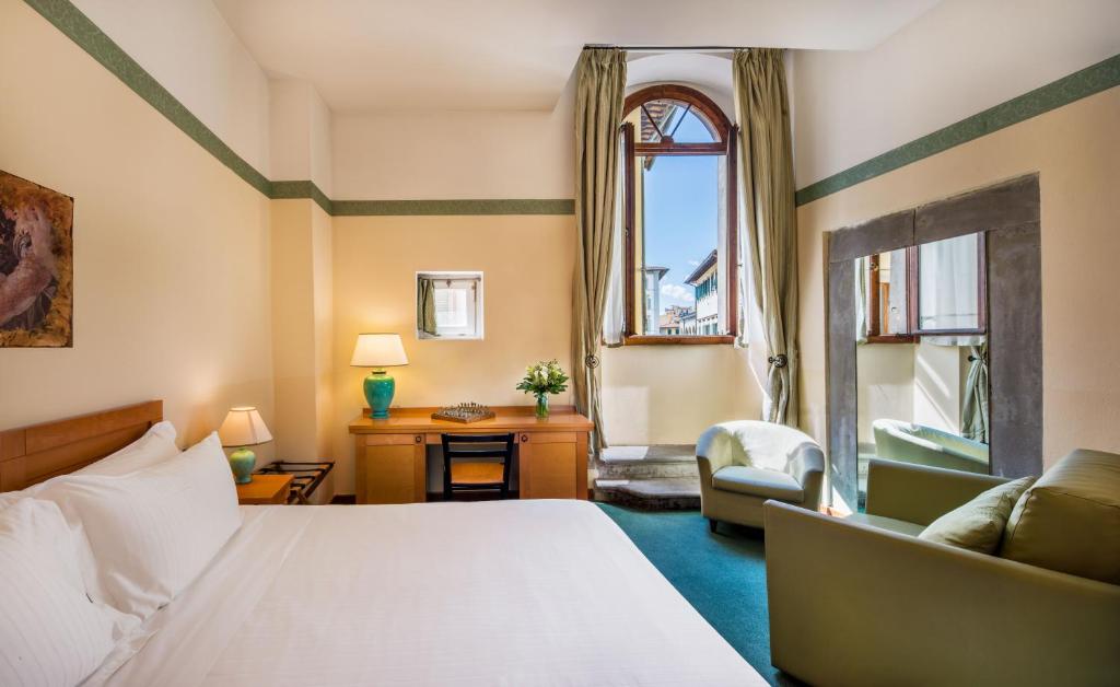 佛羅倫斯的住宿－波提瑟利酒店，配有一张床和一把椅子的酒店客房