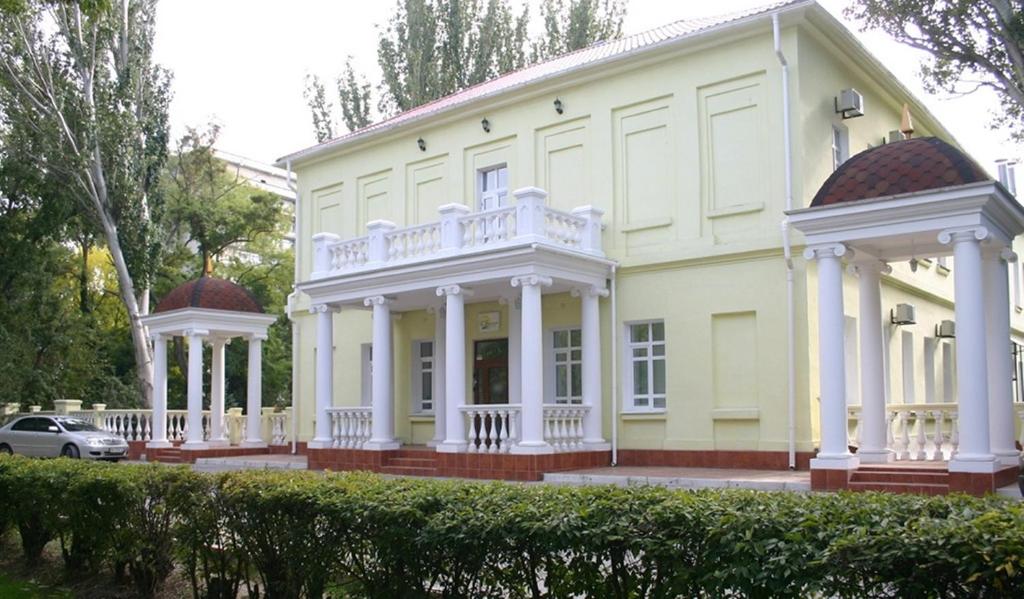 duży biały dom z białymi kolumnami w obiekcie Baza otdiha Svetlaya w mieście Teodozja