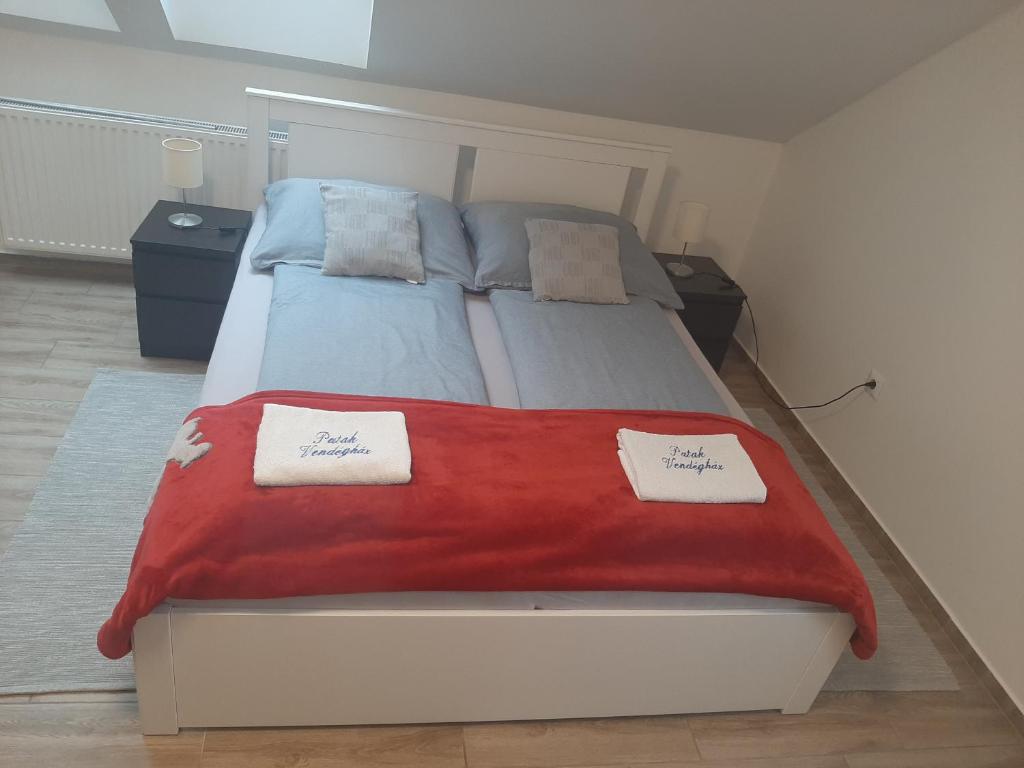 Postel nebo postele na pokoji v ubytování Patak Vendégház