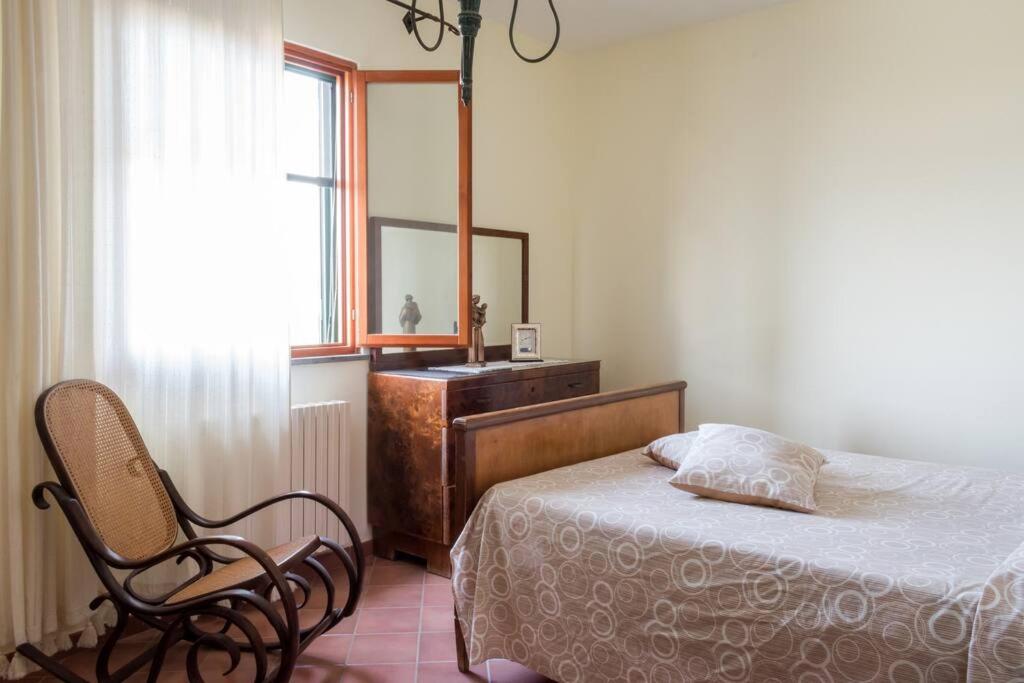ソレントにあるLimoneto Gargiuloのベッドルーム1室(ベッド1台、鏡、椅子付)