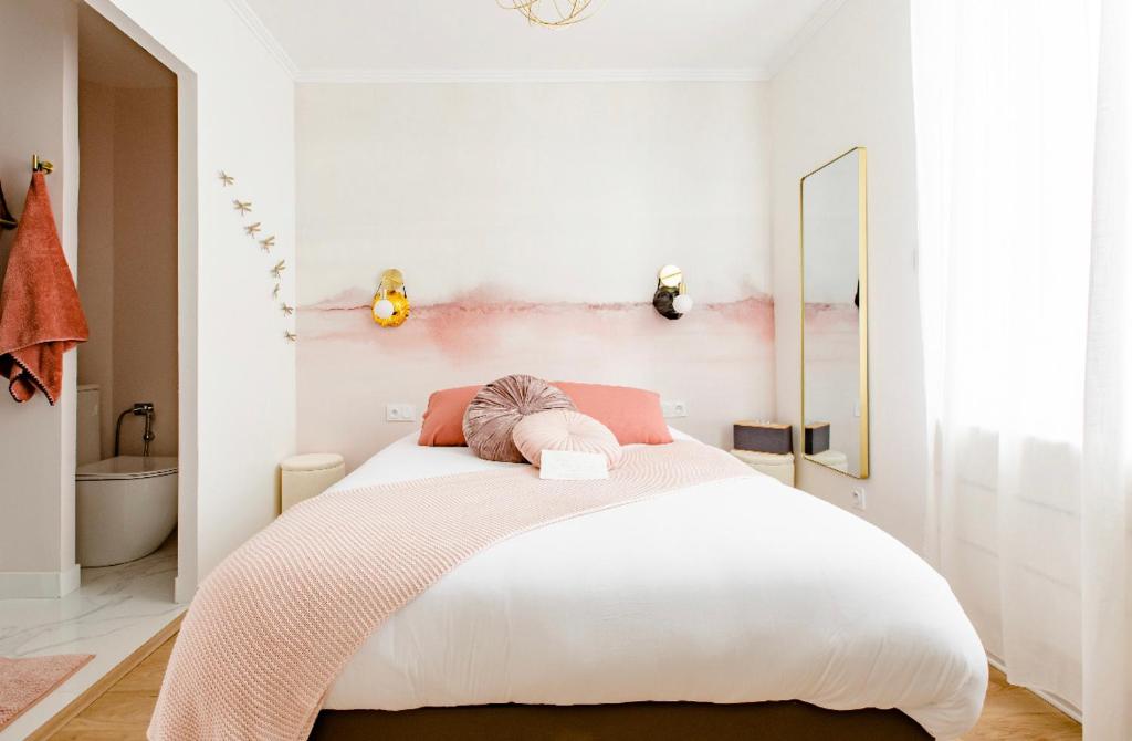 維姆勒的住宿－Love Room LOsmose chambre Alchimie Bed and Breakfast Wimereux，一间带大床的卧室和一间浴室