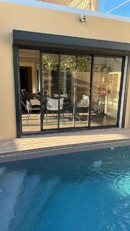 Bazén v ubytování Les Villas Jasmin Standing Piscine Chauffée Jacuzzi 5 Ch 14 Pers nebo v jeho okolí