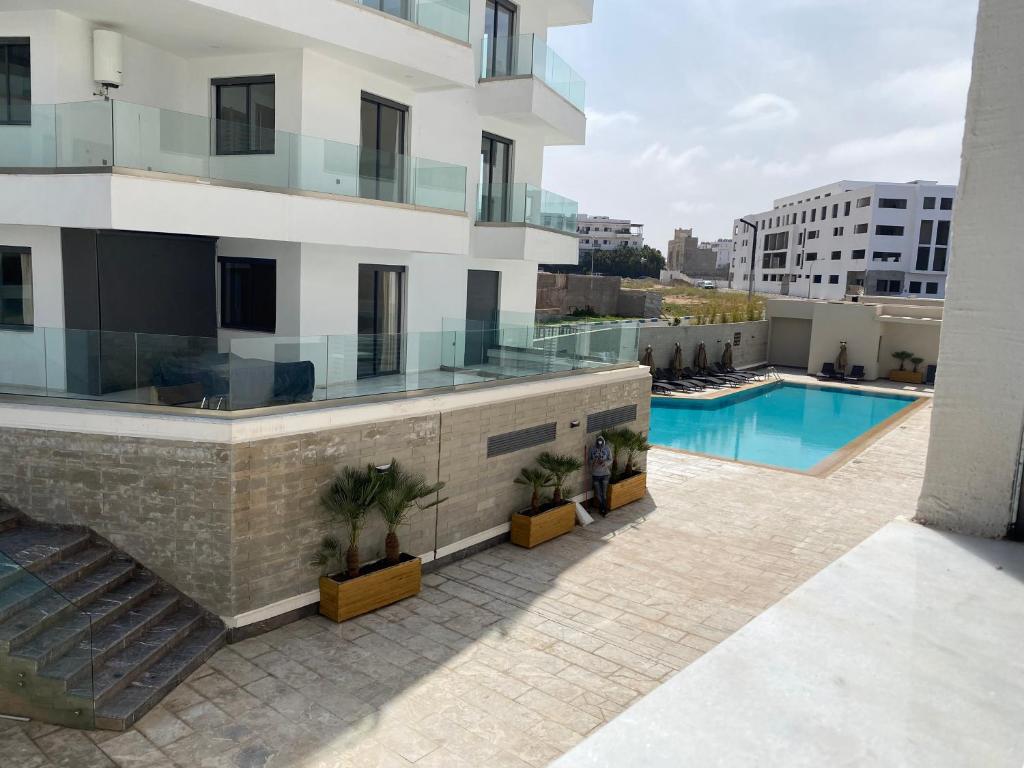 Blick auf ein Gebäude mit Pool in der Unterkunft cozy appartement with swimming pool in Agadir
