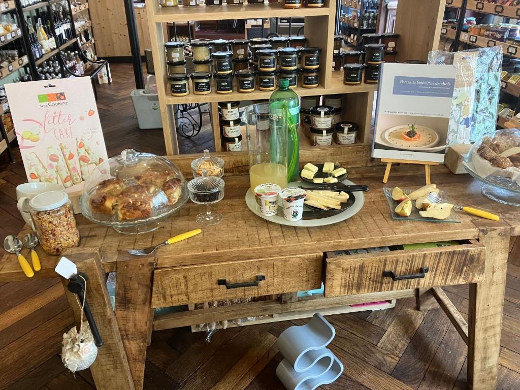 a table with food on it in a store at Albergo Diffuso Porrentruy in Porrentruy