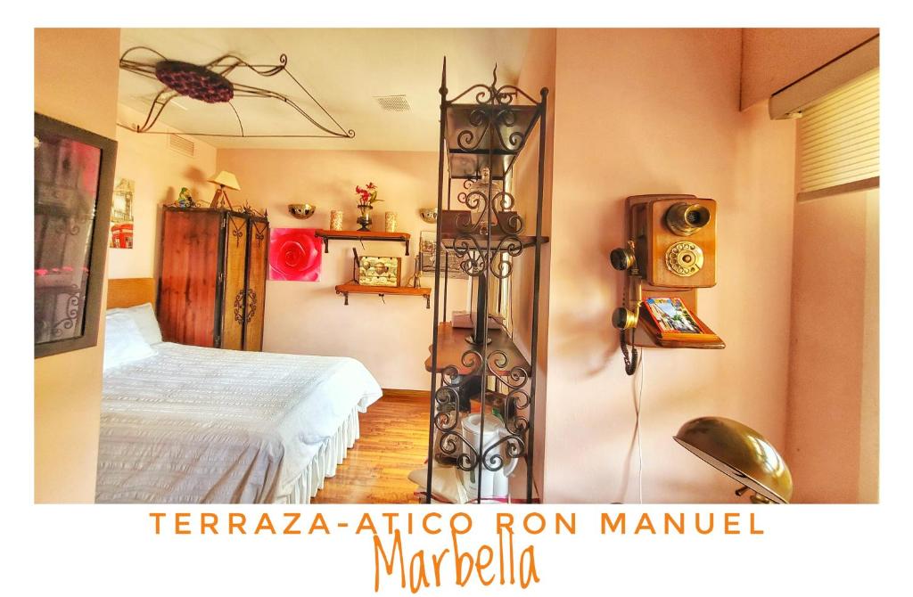 1 dormitorio con cama y radio en Atico 3 dormitorios Ron Manuel Marbella Centro, en Marbella