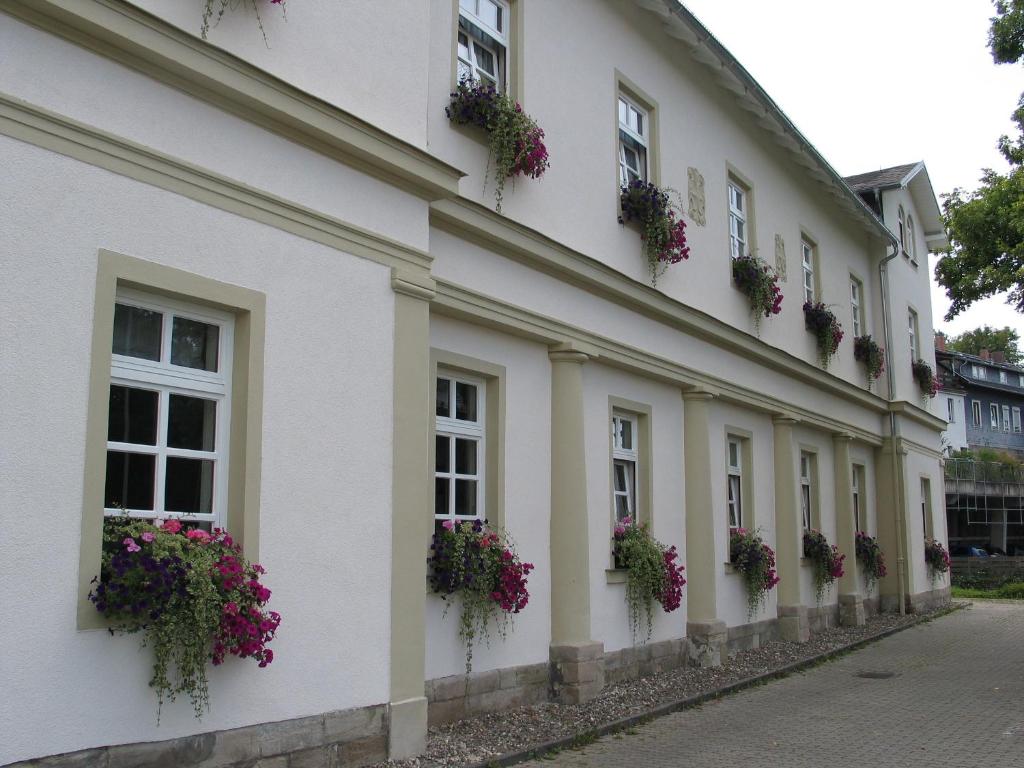 un edificio con flores a un lado. en Hotel Garni - Haus Gemmer, en Coburg