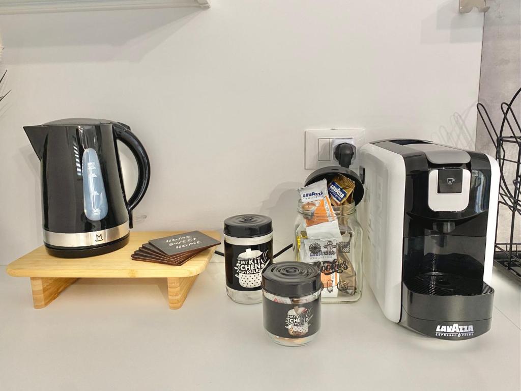 Příslušenství pro přípravu čaje a kávy v ubytování Cava Home - Castelli Apartments
