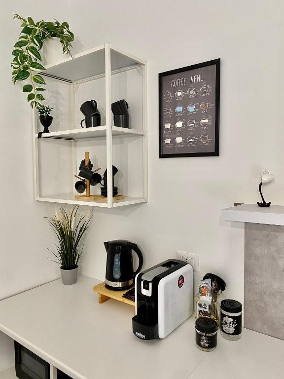 Příslušenství pro přípravu čaje a kávy v ubytování Cava Home - Castelli Apartments