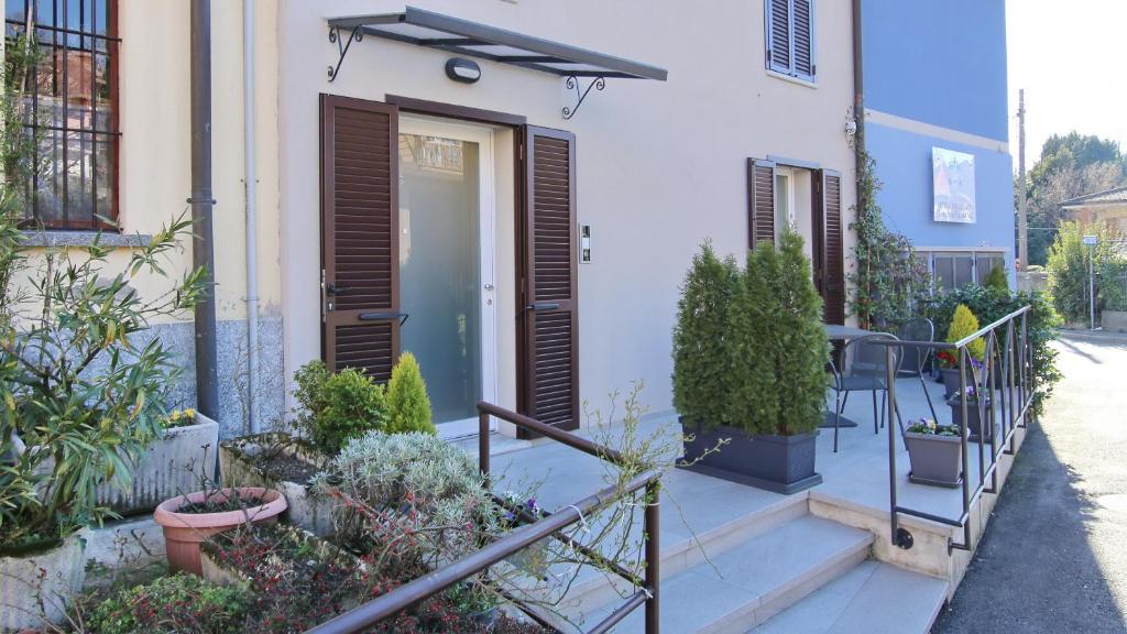 a front door of a house with plants at Italianway - Affittacamere Brenna in Como