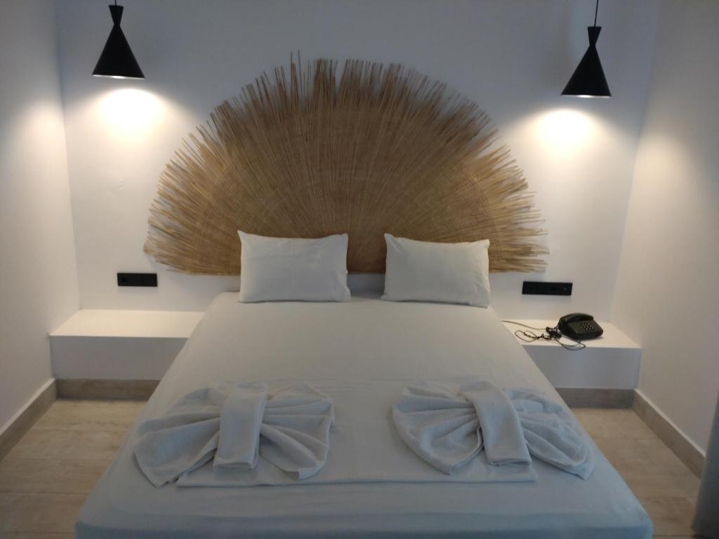 Łóżko lub łóżka w pokoju w obiekcie Kyra Panagia Hotel