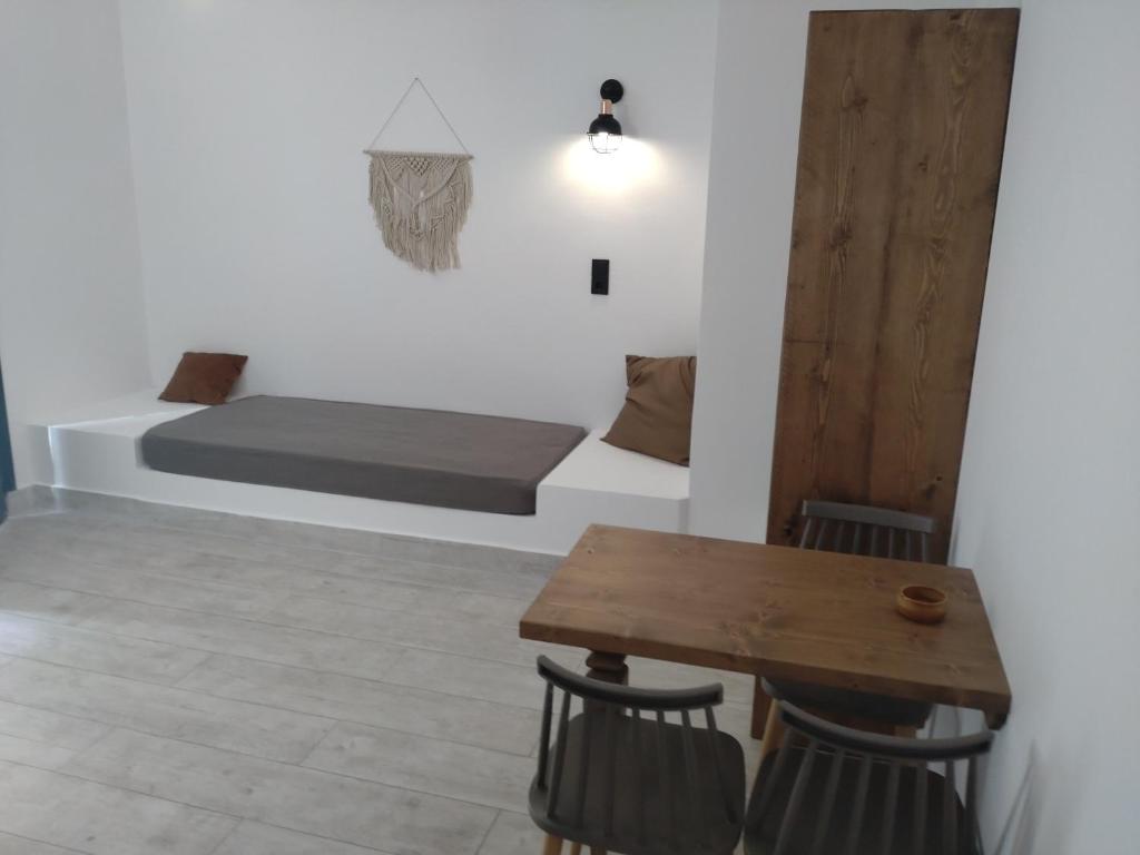 Łóżko lub łóżka w pokoju w obiekcie Kyra Panagia Hotel