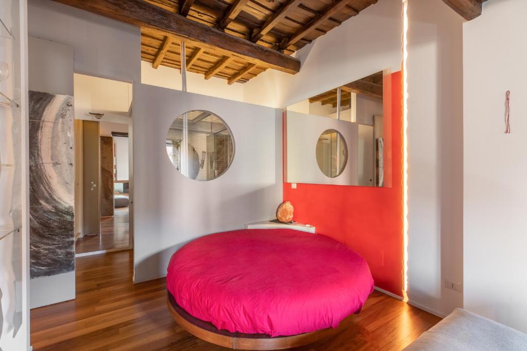 un grande ottomano rosso in una stanza di iFlat Loft&Pool in Trastevere a Roma