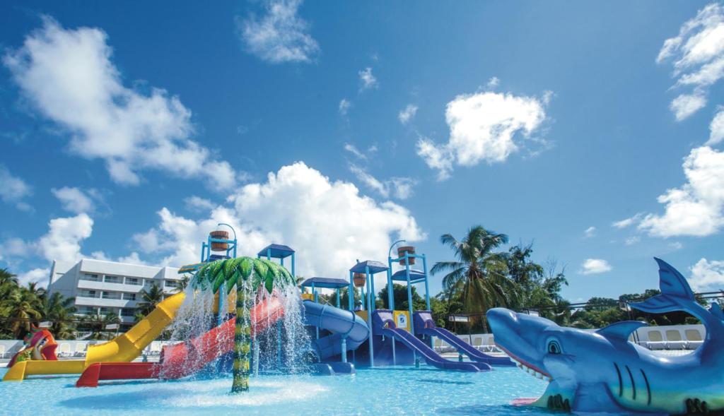 Bazén v ubytování Riu Palace Bavaro - All Inclusive nebo v jeho okolí