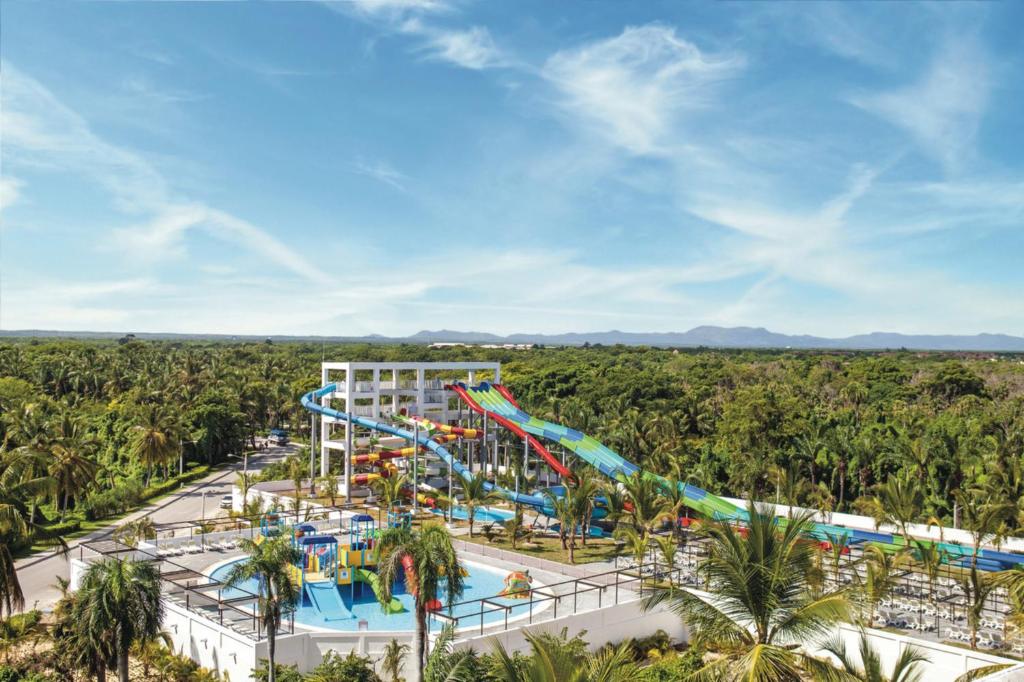 Bazén v ubytování Riu Palace Bavaro - All Inclusive nebo v jeho okolí