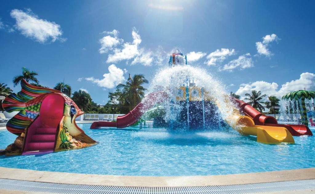 Bazén v ubytování Riu Palace Bavaro - All Inclusive nebo v jeho okolí