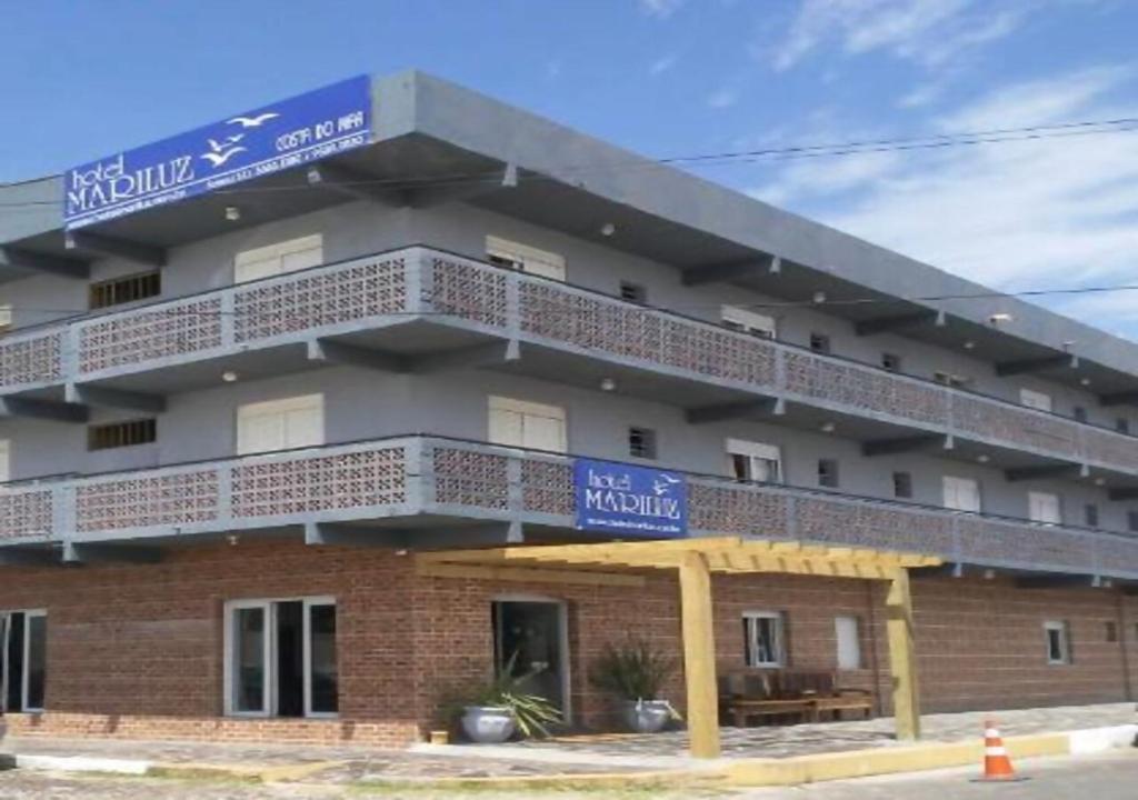 a building with a balcony on top of it at Hotel Mariluz in Imbé