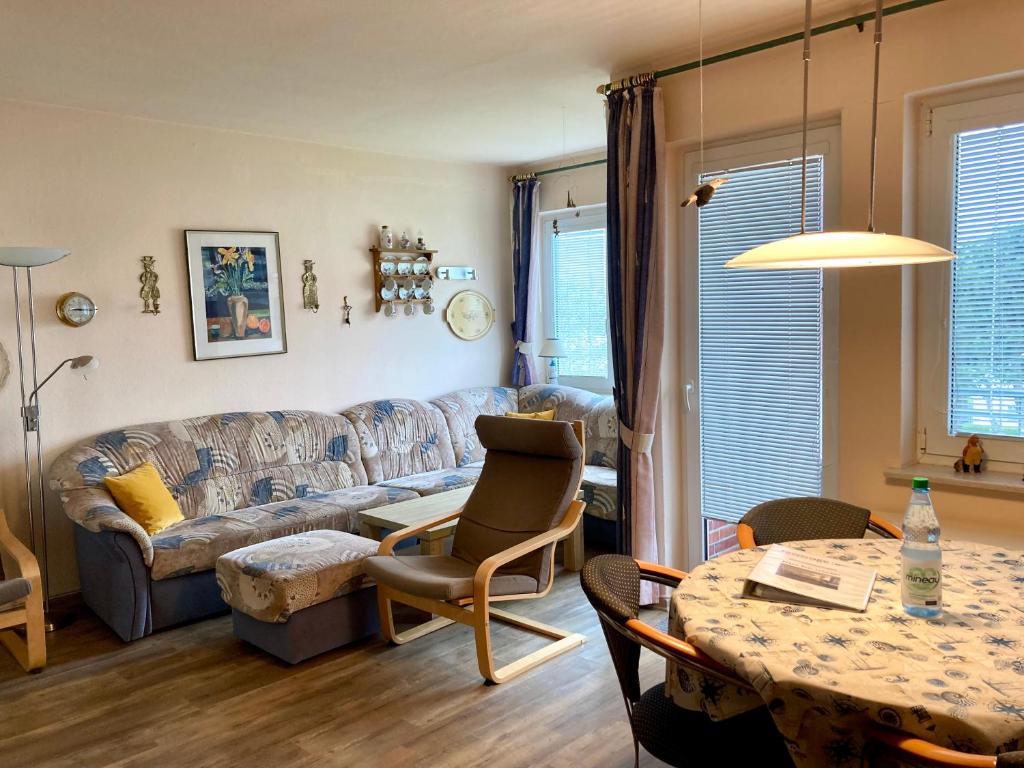 ein Wohnzimmer mit einem Sofa und einem Tisch in der Unterkunft Haus Stortebeker Whg 4 in Wangerooge
