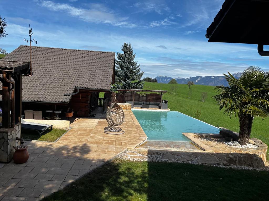 Bazén v ubytování Chalet le Pré de la Dame nebo v jeho okolí