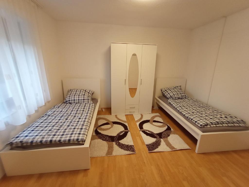 um quarto com duas camas e um espelho em Niederahr-Hauptstraße 