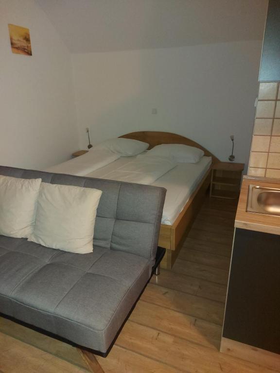 Postel nebo postele na pokoji v ubytování Apartments and Rooms Martuljk