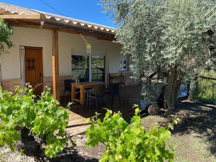 Casa con terraza de madera con mesa en CasaRuibella en Moratalla