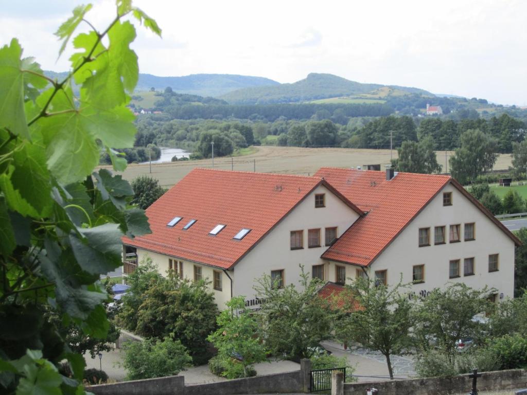 une maison blanche avec un toit rouge dans l'établissement Alte Rose Gasthaus, à Ebelsbach