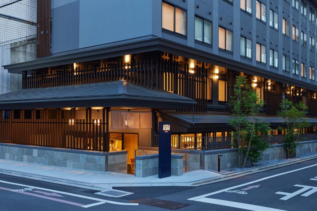 un edificio con un parquímetro delante de él en ASAI Kyoto Shijo en Kioto