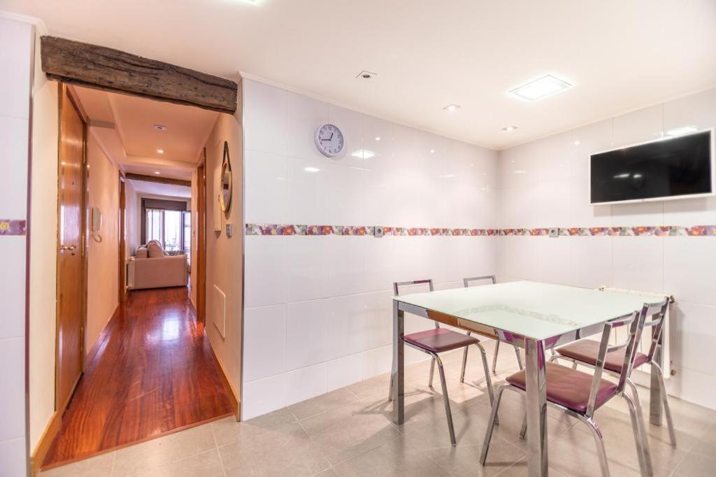 TV a/nebo společenská místnost v ubytování Vivienda en el casco antiguo De Castro Urdiales