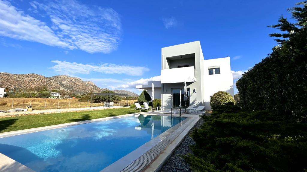 una villa con piscina di fronte a una casa di Selene a modern villa with private pool a Stavros