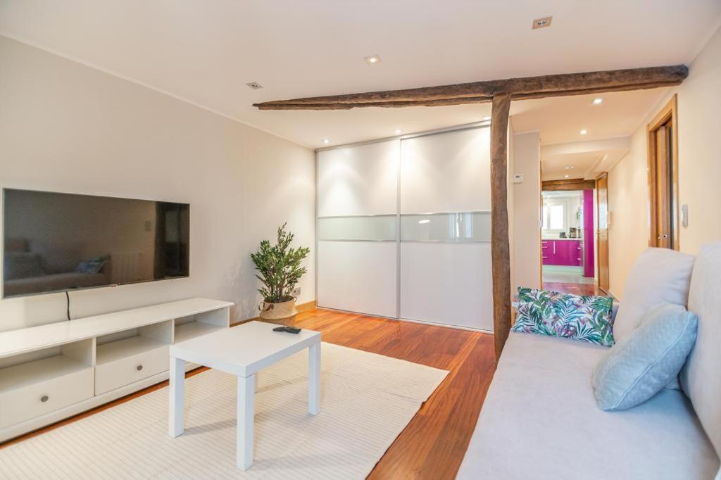 TV a/nebo společenská místnost v ubytování Vivienda en el casco antiguo De Castro Urdiales