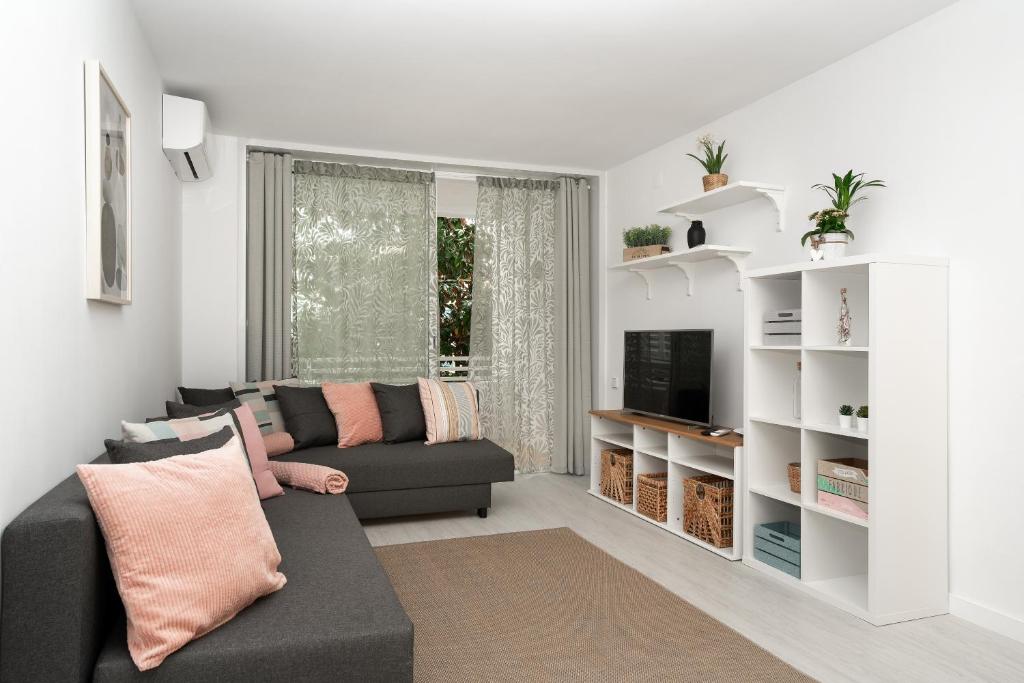 Televízia a/alebo spoločenská miestnosť v ubytovaní Apartment Bitacora FULLY RENOVATED 2023