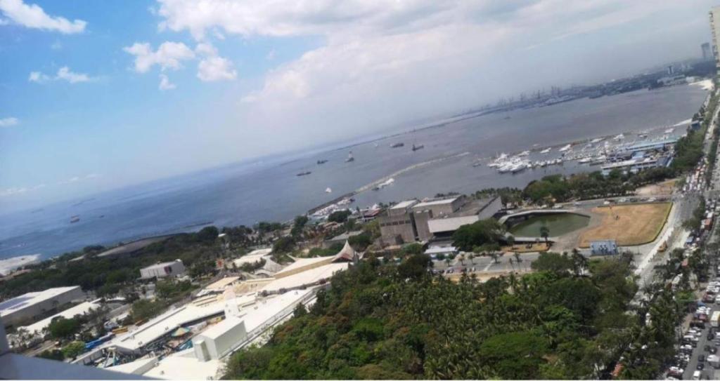 una vista aérea de la ciudad y el océano en The CUPID: Comfortable living by Awsom Phil, en Manila