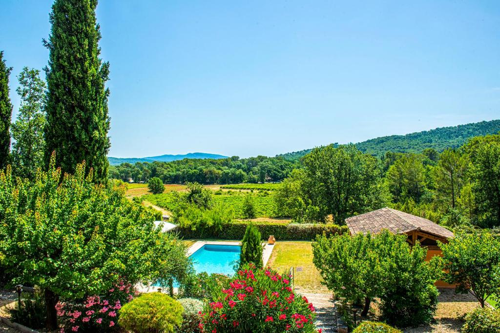 vistas a un jardín con piscina en Les Terrasses de Figanières, en Figanières