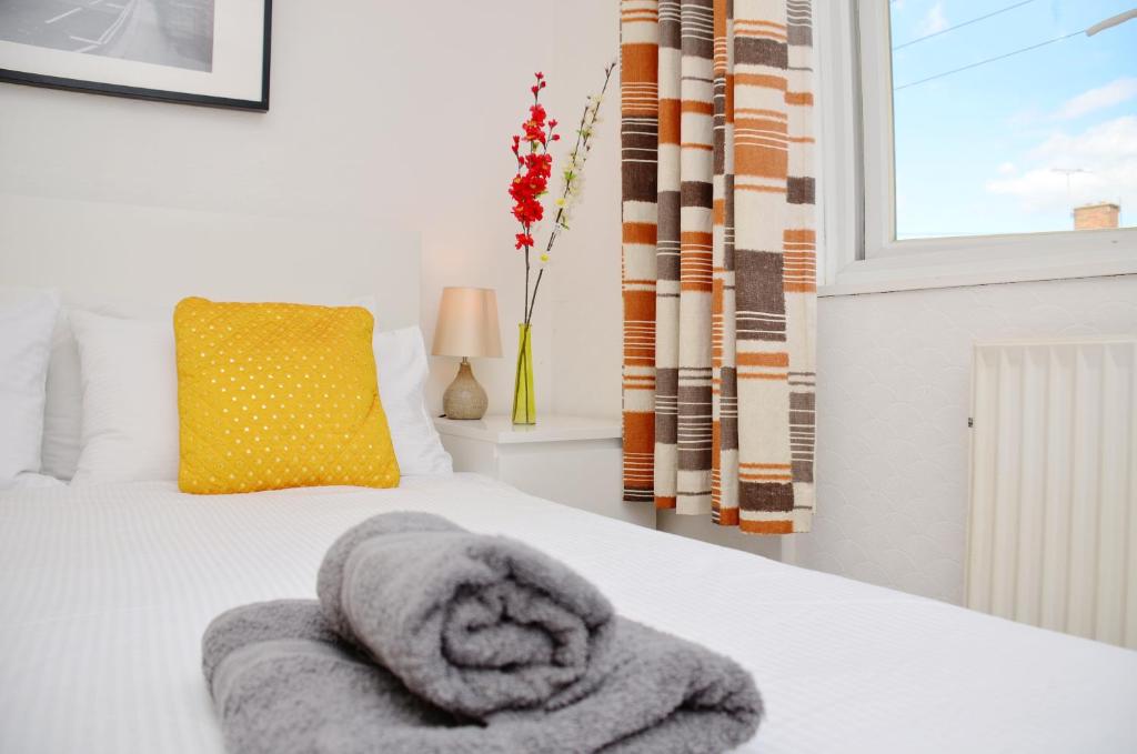 33SM Dreams Unlimited Serviced Accommodation- Staines - Heathrow - Standard Double Room With Shared Bathroom