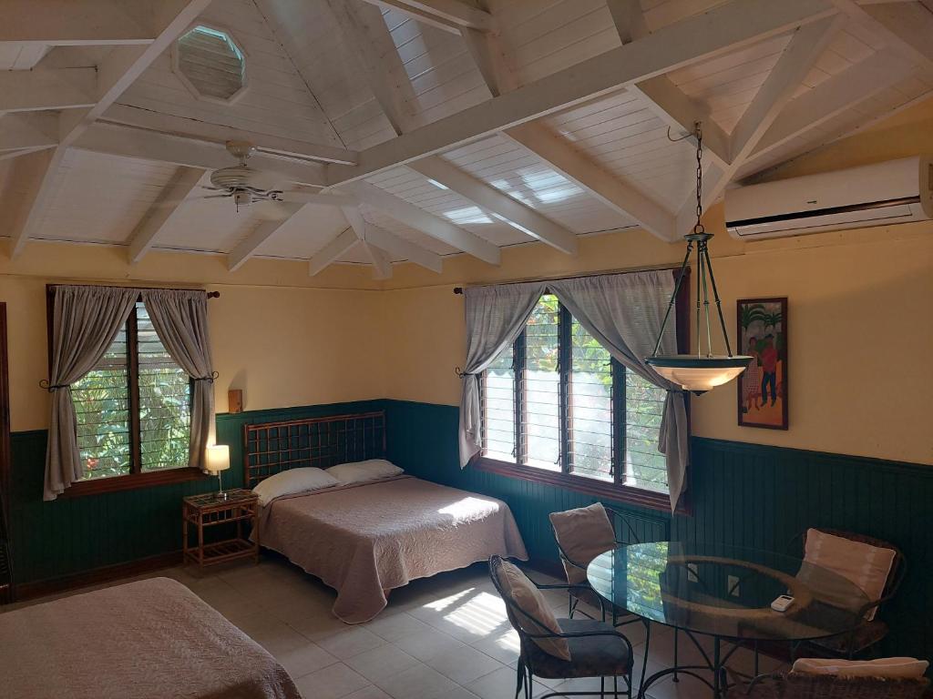 Postel nebo postele na pokoji v ubytování Playa Negra Guesthouse