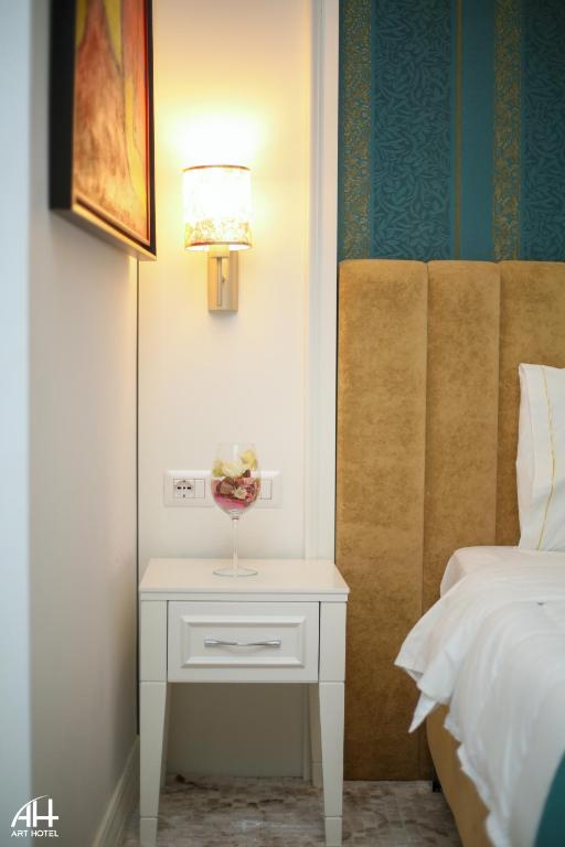Postel nebo postele na pokoji v ubytování ART Hotel Tirana