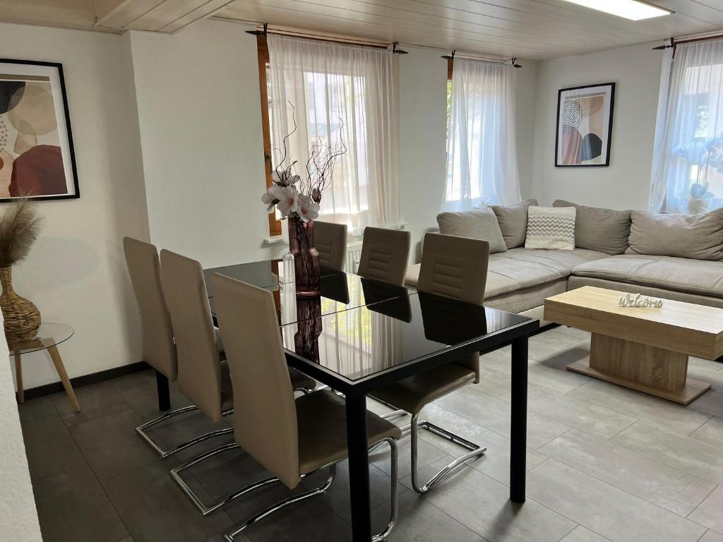 于伯林根的住宿－Ferienhaus Möhrle 2，客厅设有餐桌和椅子