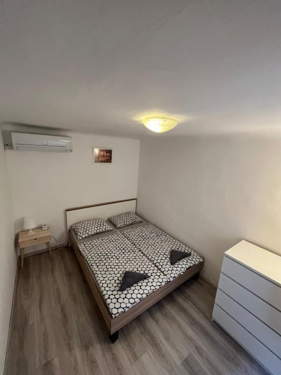 Hostel Piran في بيران: غرفة نوم بسرير في غرفة